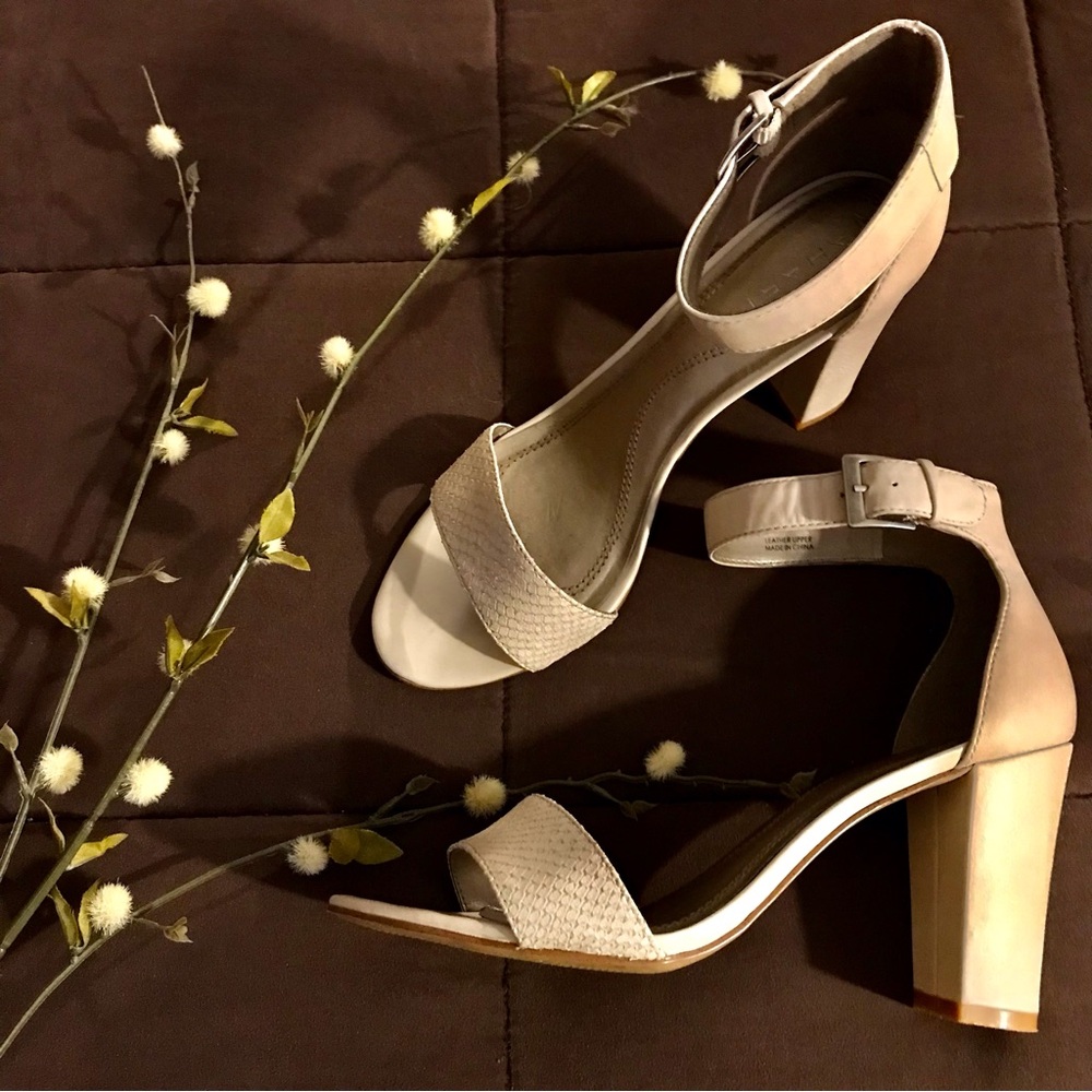 Tahari Nude Sandals Size 8M